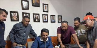 Gabriel Molinero escucha de frente a ciudadanos de Charo