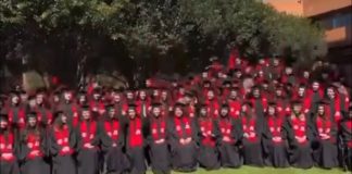 10 alumnos lesionados dejo derrumbe de templete en foto de graduación en la IBERO