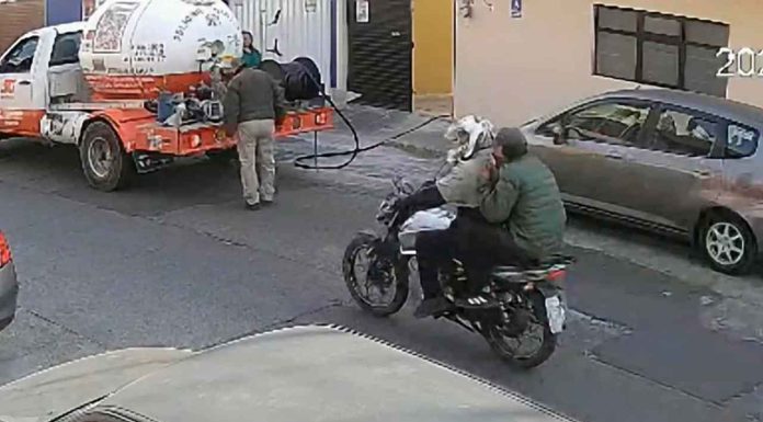 #VIDEO Sujetos en moto presuntamente asaltan a empleado de ServiGas en Morelia