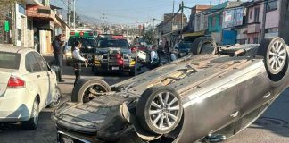 Vuelca auto en la avenida San Juanito Itzícuaro, al poniente de Morelia