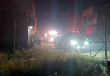Bomberos sofocan incendio en terreno baldío en la colonia Zindurio, en Morelia