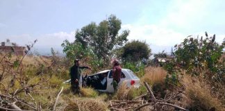 Auto vuelca en los límites de las colonias Ciudad Jardín y San Isidro Itzícuaro; adulto mayor queda herido