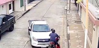 #VIDEO || Video muestra momento en que presunto ladrón es embestido junto a su moto durante intento de robo