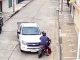 #VIDEO || Video muestra momento en que presunto ladrón es embestido junto a su moto durante intento de robo