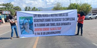 Con bloqueos carreteros denuncian presuntas desapariciones en Buenavista Tomatlán