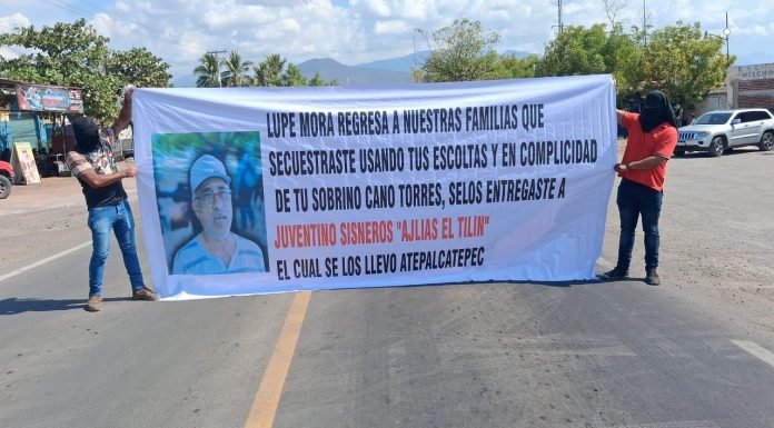 Con bloqueos carreteros denuncian presuntas desapariciones en Buenavista Tomatlán