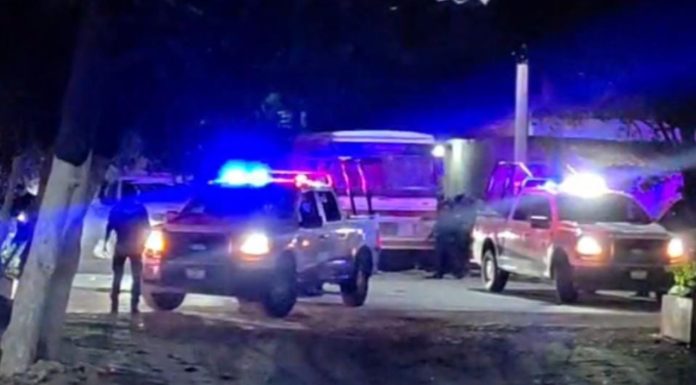 Muere presunto implicado en robo tras persecución y choque en Apatzingán
