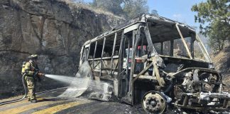 Delincuentes queman 2 vehículos en Antigua Carretera a Pátzcuaro