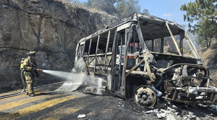 Delincuentes queman 2 vehículos en Antigua Carretera a Pátzcuaro
