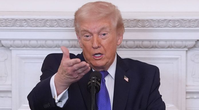 Trump firma decreto para imponer arancel global del 10% a todos los países