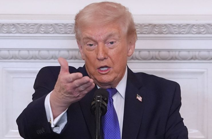 Trump firma decreto para imponer arancel global del 10% a todos los países