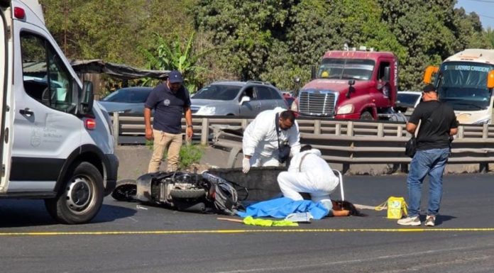 Camión de carga arrolla y mata a motociclista, en Lázaro Cárdenas