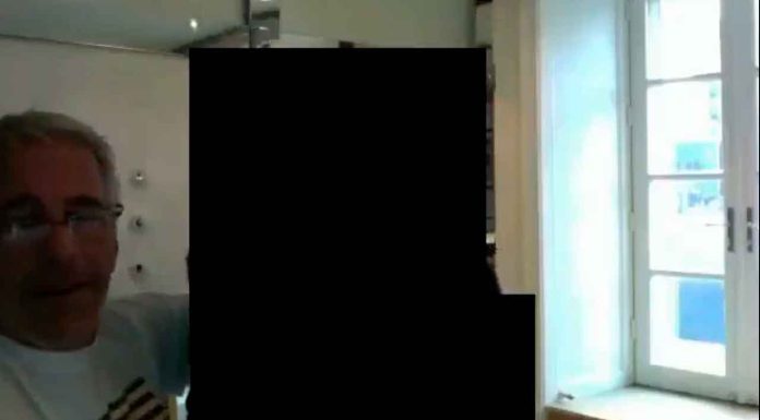#VIDEO// Nuevo video de Jeffrey Epstein exhibe humillante “presentación” de una joven ante la cámara