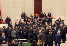 #VIDEO//Golpes, gritos y caos en el Parlamento de Turquía por polémico nombramiento