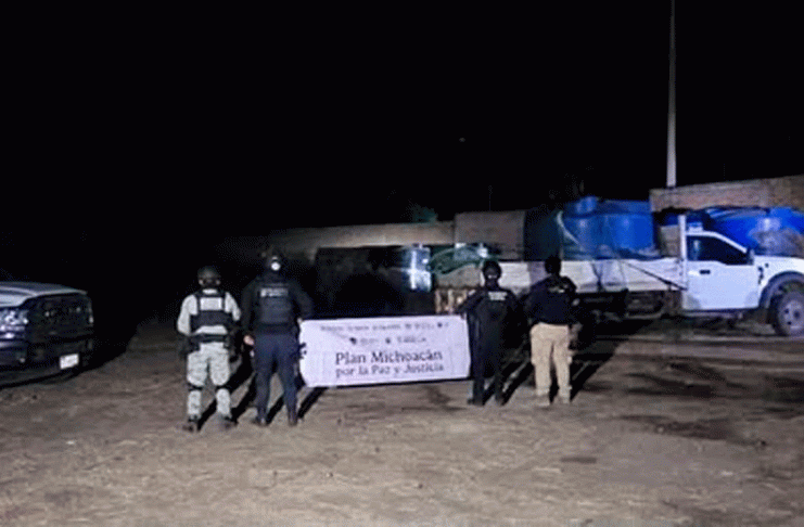 Aseguran combustible y vehículos en cateo por presunto huachicol en La Piedad