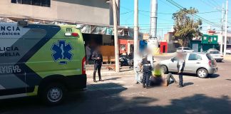 Paramédicos del ERUM auxilian a motociclista accidentado en la colonia Morelos, Morelia