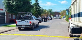Pistoleros asesinan a motociclista por fuera de un colegio, en Uruapan