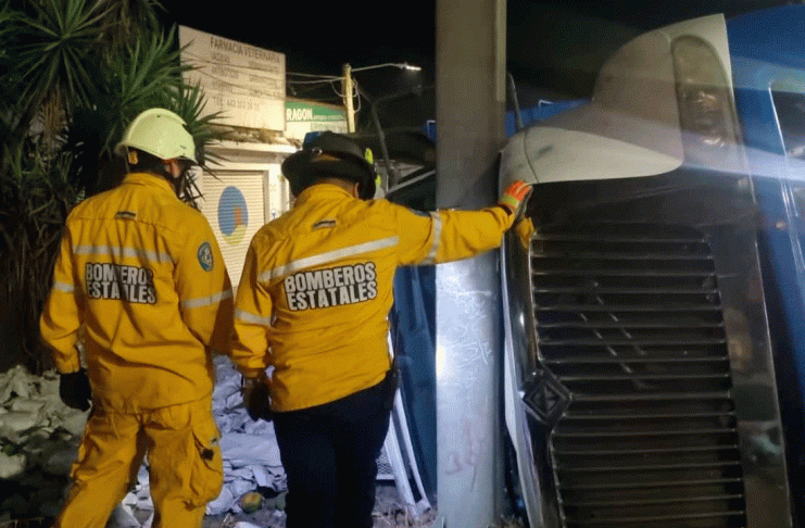 Volcadura de camión torton deja un herido en Calzada La Huerta, salida Pátzcuaro