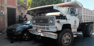 Torton sin frenos ocasiona choque múltiple en Apatzingán