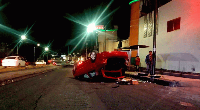 Vuelca automóvil en el periférico de Morelia; hay un lesionado