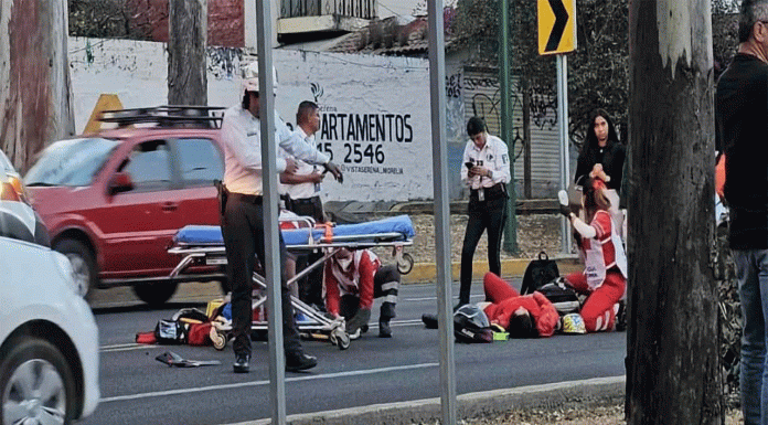 Accidente de moto deja 2 heridos en avenida Camelinas, al sur de Morelia