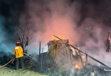 Incendio de pastizal alcanza casita abandonada atrás de la Plaza Paseo Poniente, Morelia