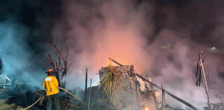 Incendio de pastizal alcanza casita abandonada atrás de la Plaza Paseo Poniente, Morelia