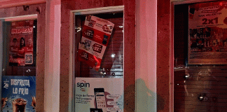 Delincuentes incendian maquina despachadora de combustible y rafaguean fachada de tienda Oxxo, en Cuitzeo