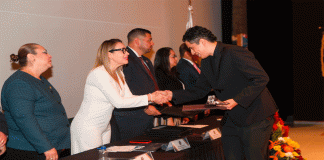 Recibieron su constancia de Licenciadas en seguridad pública 117 mujeres y 89 hombres.