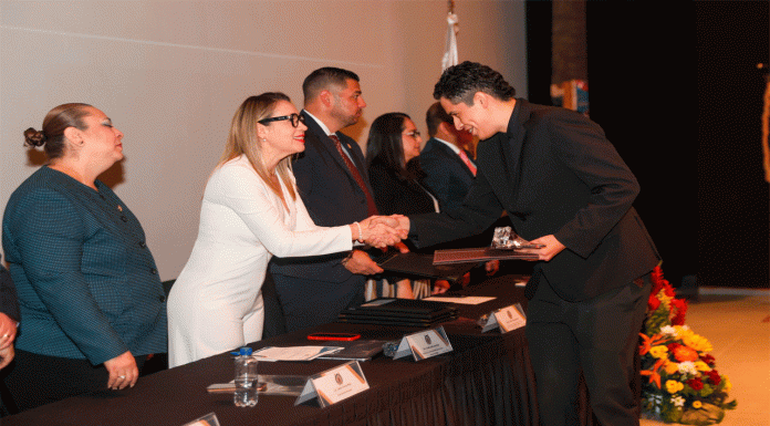 Recibieron su constancia de Licenciadas en seguridad pública 117 mujeres y 89 hombres.