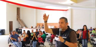 Juan Carlos Barragán reconoce a aseadores de calzado en su 88 aniversario