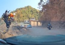 #VIDEO || Motociclista cae al vacío en Yunnan, China
