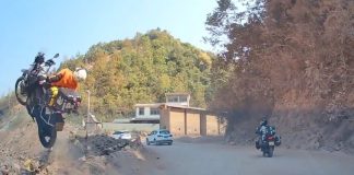 #VIDEO || Motociclista cae al vacío en Yunnan, China