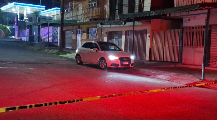 Delincuentes armados acribillan a automovilista en la colonia Ramón Farías, en Uruapan
