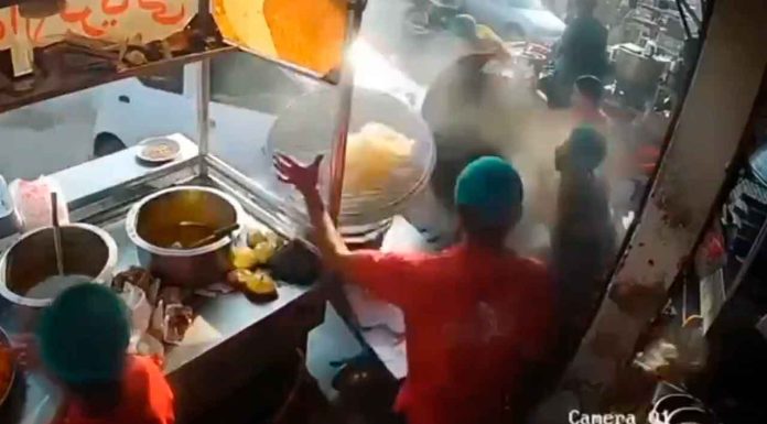 #VIDEO #IMAGENESSENSIBLES// Auto embiste puesto ambulante y baña con aceite hirviendo a comerciante
