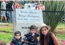 Develan placa en memoria de Carlos Manzo a tres meses de su asesinato en Uruapan