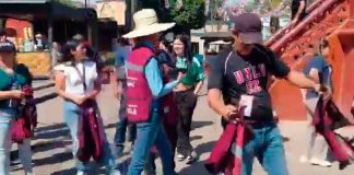 #VIDEO//Trabajadores del Ayuntamiento de Tequila rompen sus chalecos y celebran detención del alcalde