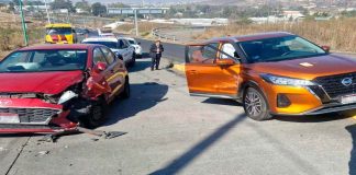 Ocurre choque entre 2 autos en el camino Morelia-Ciudad Salud