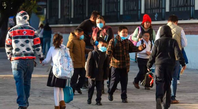 Edomex impone uso obligatorio de cubrebocas y filtros en escuelas para frenar el sarampión