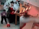 #VIDEO/ Niño provoca susto al encender caja de fuegos artificiales dentro de restaurante en China