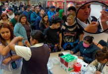 Ante repunte de sarampión, usuarios del Metro de la CDMX acuden masivamente a vacunarse