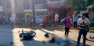 Motociclista muere tras ser embestido por una camioneta, frente a la Central Camionera de Uruapan
