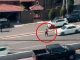 #VIDEOS // Captan momento en que mujer se lanza contra auto en plena Avenida Leones