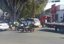 Motopatrullero de Tránsito Municipal lesionado al ser chocado por camioneta