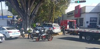 Motopatrullero de Tránsito Municipal lesionado al ser chocado por camioneta