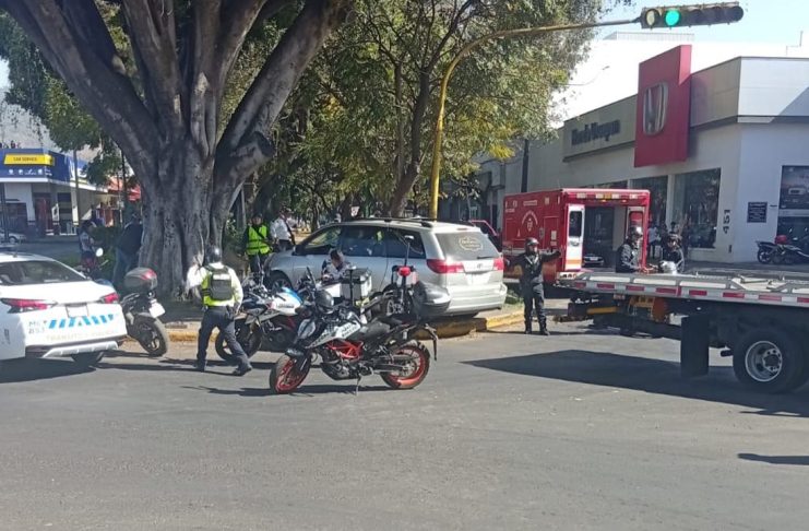 Motopatrullero de Tránsito Municipal lesionado al ser chocado por camioneta