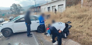 Vuelca auto en la carretera Morelia-Maravatío