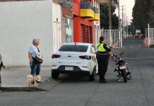 Motociclista herido tras choque contra auto, en el Paseo de la Revolución de Uruapan