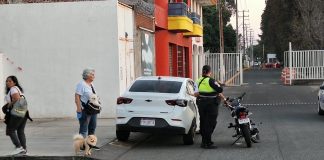 Motociclista herido tras choque contra auto, en el Paseo de la Revolución de Uruapan