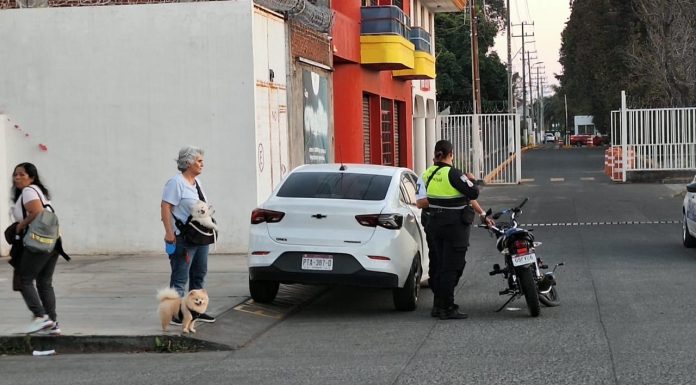 Motociclista herido tras choque contra auto, en el Paseo de la Revolución de Uruapan